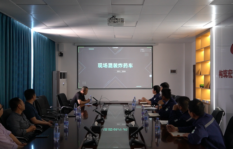 培訓(xùn)進(jìn)行時(shí)｜宏大爆破舉辦現(xiàn)場炸藥混裝車及地面生產(chǎn)輔助系統(tǒng)專項(xiàng)技術(shù)培訓(xùn)